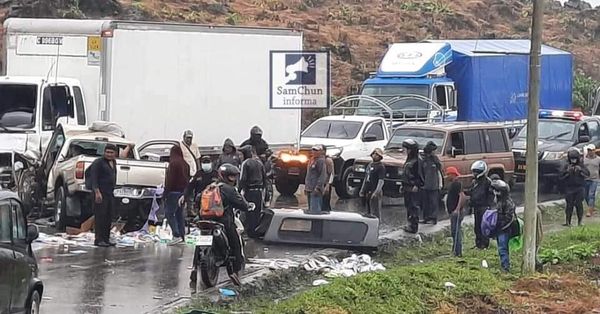 Al menos una señora pierde la vida en accidente en Yalbatz, por Cerro Lindo, ruta de Cobán a Chisec, otras personas están heridas, 2 quedaron atrapadas entre los hierros retorcidos.